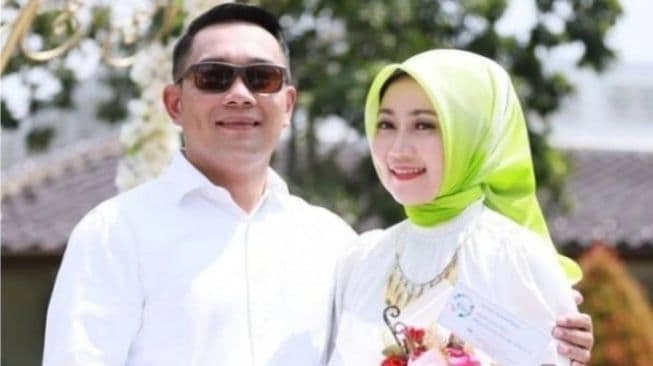 Bu Cinta Tetap Tegar di Tengah Isu Perselingkuhan Ridwan Kamil: “Saya Fokus Pada Tugas dan Keluarga”