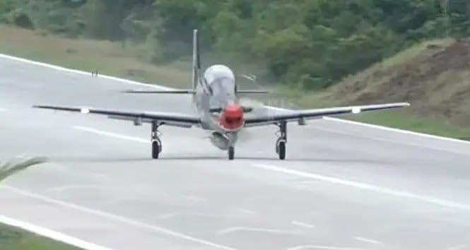 Dua Jet Tempur TNI AU Mendarat di Tol Trans Sumatra Lampung