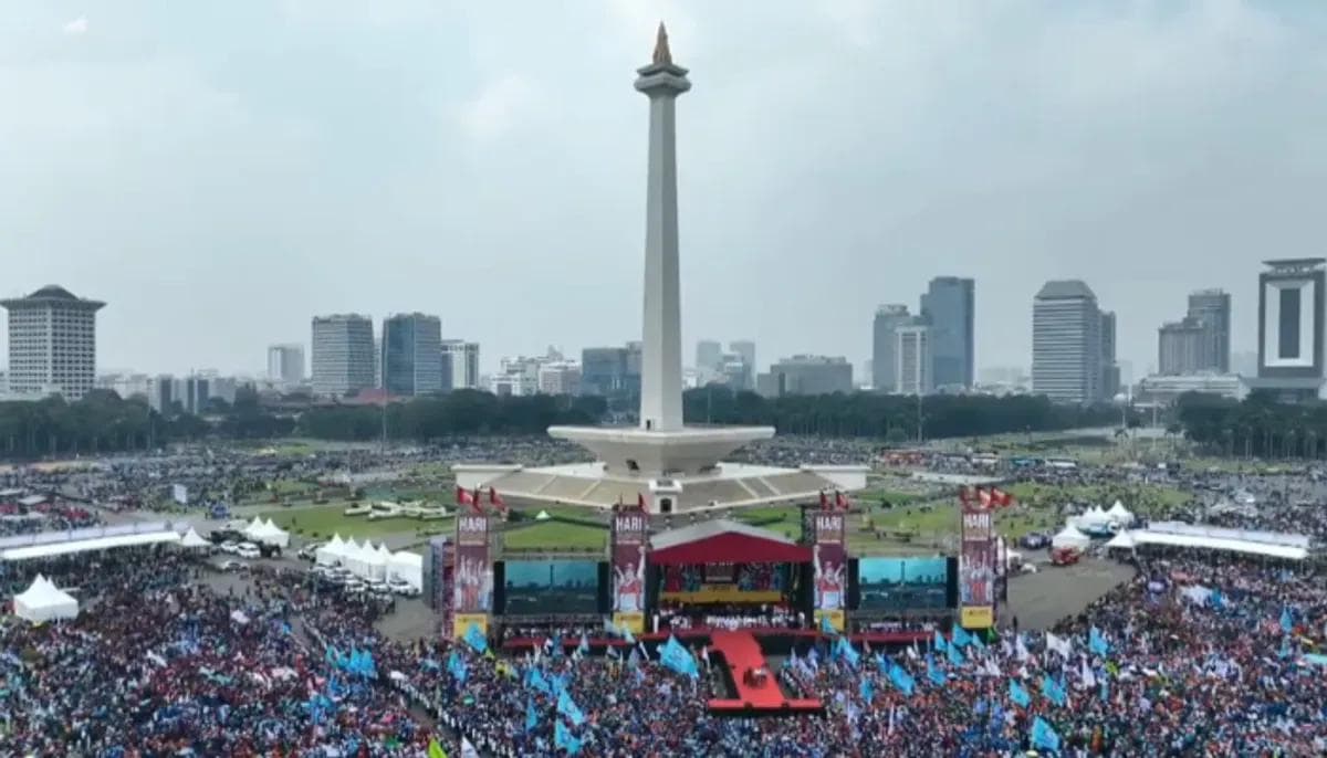 Pekerja Luncurkan Aksi 'Topi dan Baju' di Monas untuk Tuntut Keadilan Sosial